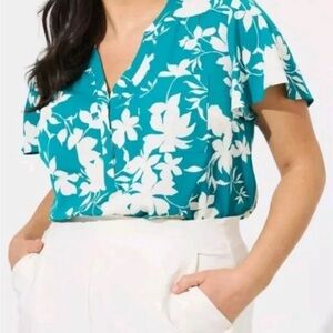 Torrid Size 6x Teal and White Floral Flutter Sleeve Blouse